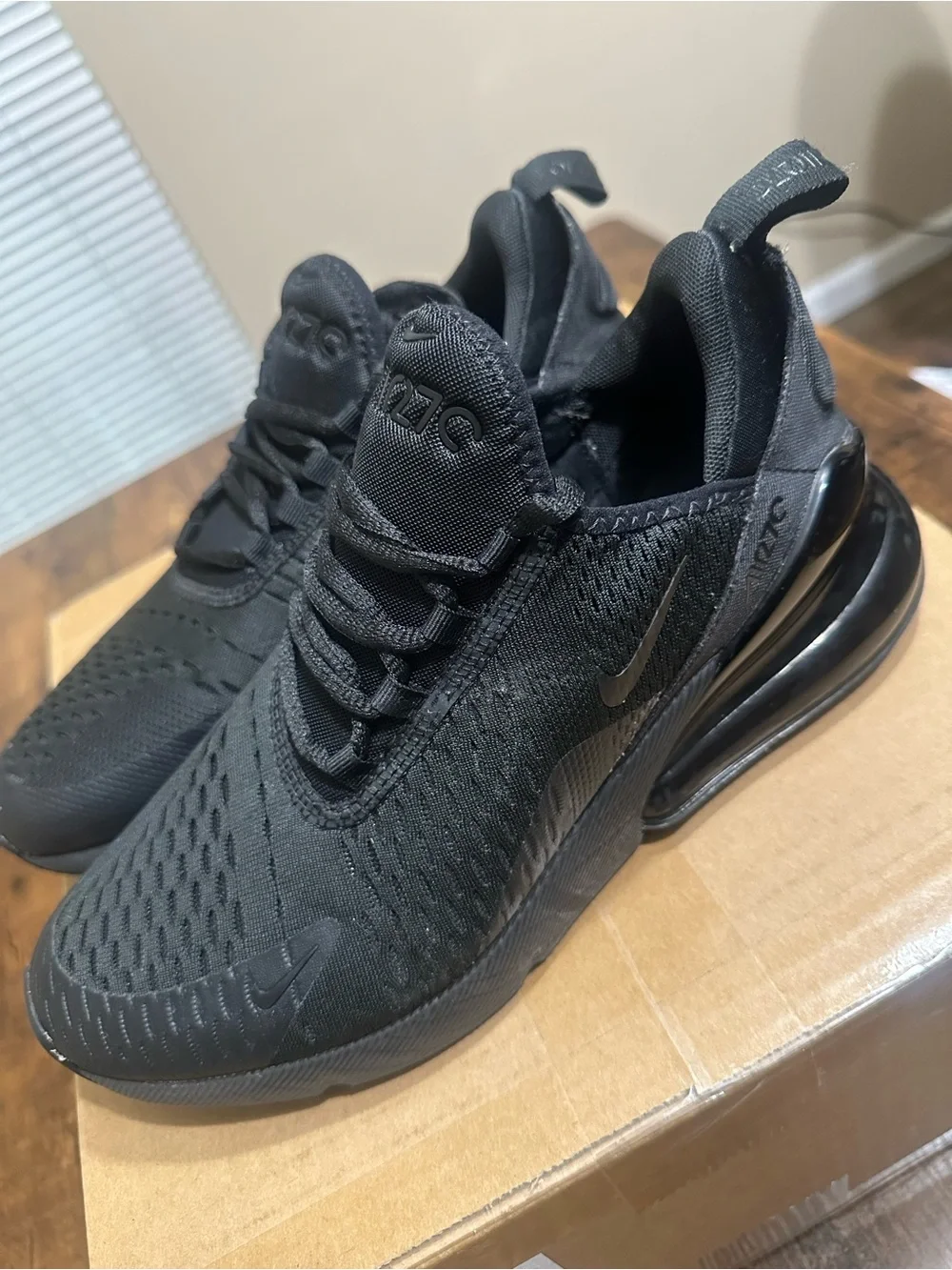 Nike Air Max 270.. Like New.. size 7Y